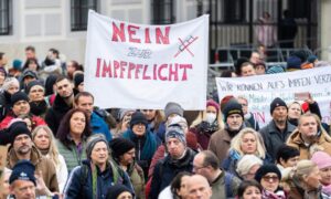 Nosili zastave sa natpisom “Sloboda”: U više gradova Austrije protesti protivnika korona mjera VIDEO