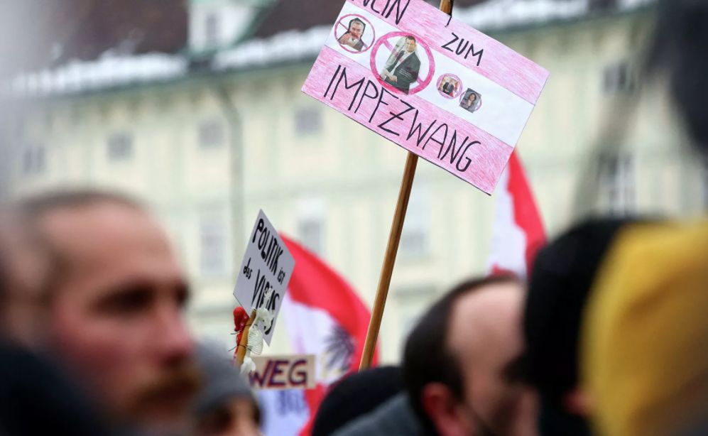 Demonstranti u Beču srušili policijsku barikadu i upali u tržne centre VIDEO