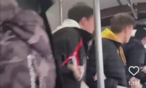 Nesvakidašnja scena: Mladići “opleli” užičko kolo usred autobusa VIDEO