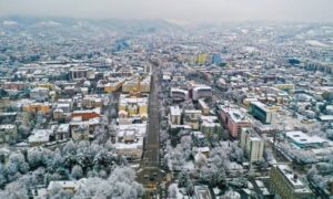 Snijeg napravio posla za zimske službe: Radnici na terenu u višim područjima grada