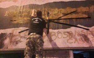 Prefarbana sporna poruka: Uništen bilbord koji je izazvao žustre rasprave građana BiH