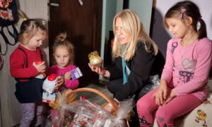 “Djeca su budućnost Srpske”: Predsjednica sa slatkišima obišla sedmočlanu porodicu FOTO