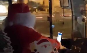 Prizor oduševio putnike! Djed Mraz “izgubio” irvasa i sanke, pa vozi autobus VIDEO