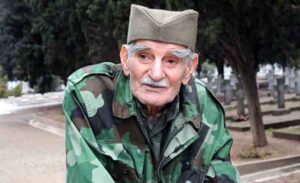 Pomoćnik čuvenog djeda Đorđa, čuvara srpskog groblja, ostaje bez posla – ministar ogorčen
