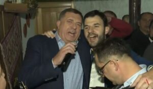 Dodik kitio harmonikaše: Sa Javorom zapjevao “Srpkinja je mene majka rodila” VIDEO