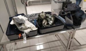 Nesvakidašnji pokušaj krijumčarenja: Carinici otkrili kofer pun stvari natopljenih kokainom