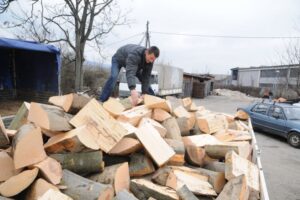 Mnogi Banjalučani se pripremaju za hladne dane: Divljaju cijene ogreva