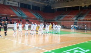 Oštećen autobus, nekoliko igrača povrijeđeno: “Robijaši” bakljama i letvama napali futsalere Željezničara