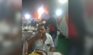 Hrana je pobijedila: Dok šator gori gost na svadbi nastavio da jede VIDEO