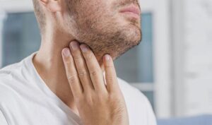 Nova istraživanja: Bol u grlu glavni aktuelni simptom korona virusa