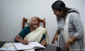 Indijka dokazala da nikad nije kasno: U 104. godini naučila da čita i piša