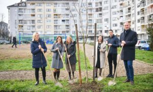 Jesenja sadnja “ide dalje”: Nove sadnice oko dječijeg igrališta u ovom dijelu Banjaluke