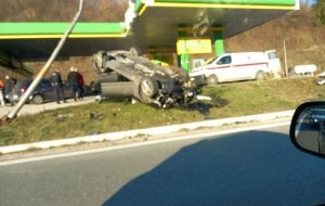 Teška saobraćajna nesreća kod Kaknja: Četiri osobe povrijeđene, automobil završio na krovu