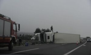 Usporen saobraćaj: Šleper probio bankinu i prevrnuo se na auto-putu