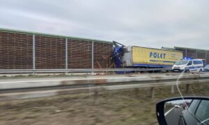Povrijeđen vozač: Kamion srpskih tablica probio ogradu na auto-putu
