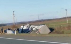 Nesreća na rano jutro: Kamion iz BiH se prevrnuo u Hrvatskoj, na sreću bez povrijeđenih