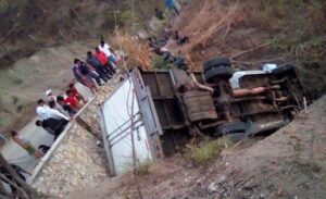 Među žrtvama i žene i djeca: Prevrnuo se kamion sa migrantima, 54 osobe stradale