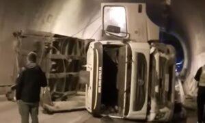 Saobraćaj bio blokiran tri sata: Uklonjen prevrnuti kamion iz tunela VIDEO
