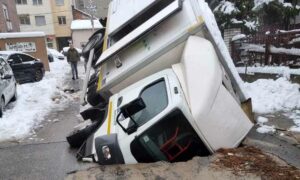 Drama na jutro! Pukao asfalt i “progutao” kamion – stanari ulice dijele apel za vozače VIDEO