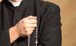 Monstruozno! Katoličkom svešteniku dvije i po godine robije zbog zlostavljanja maloljetnika