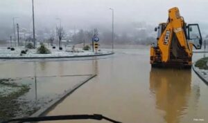 Padavine napravile problem u Kiseljaku: Poplavljena imanja, prekinut saobraćaj VIDEO