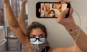 Izolovala se u toaletu aviona: Na pola leta saznala da je pozitivna na koronu VIDEO