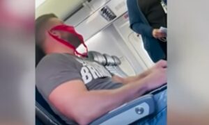 Domišljatost mu nije pomogla da ostane u avionu: Nosio tange umjesto maske VIDEO