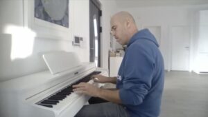 Premijerno na novom klaviru: Tegeltija zasvirao “Pukni zoro” VIDEO