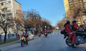 Prodefilovali Djeda Mrazovi na motorima: Decembar u Banjaluci odiše prazničnom atmosferom