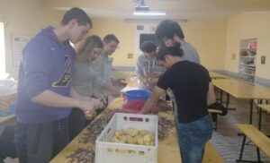 Oduševljeni u “Mozaiku prijateljstva”: Učenici Katoličke gimnazije pomažu spremiti svečani ručak