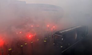 Pred derbi holandskog fudbala: Navijači pravili haos ispred stadiona VIDEO