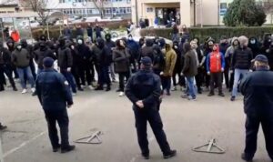 Čekaju presudu Čamberu za ubistvo Savanovića: Navijači se okupili ispred suda u Banjaluci VIDEO