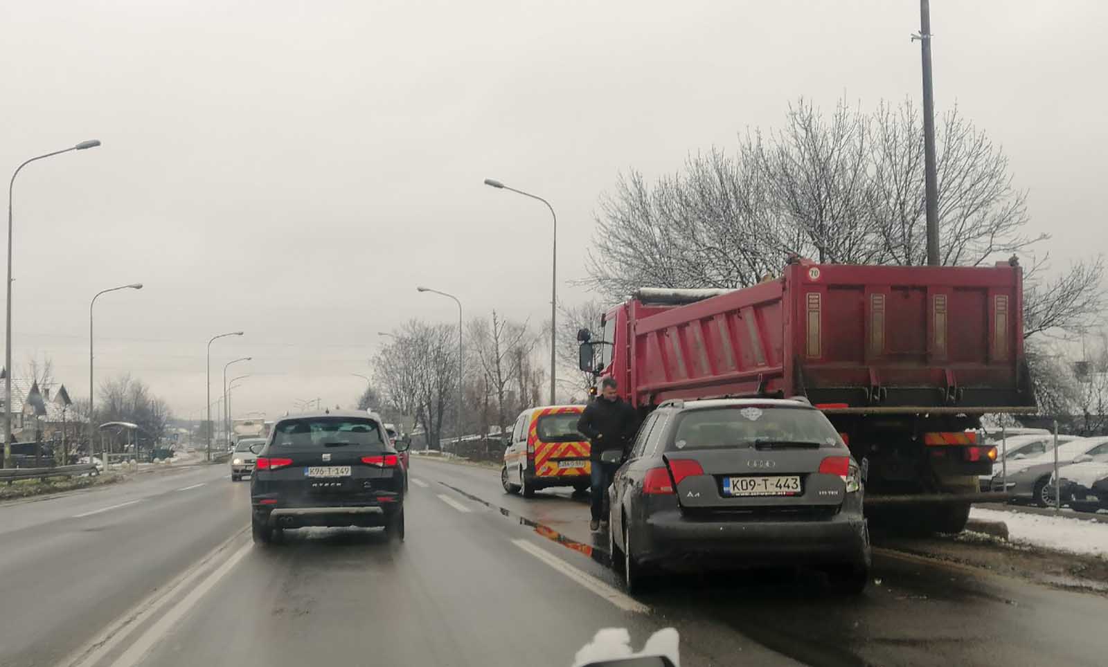Vozači morali da se “naoružaju strpljenjem”: Sudar kamiona i automobila u Banjaluci FOTO