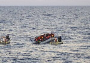 Troje mrtvih, a 12 nestalo: Prevrnuo se brod sa migrantima kod Mikonosa