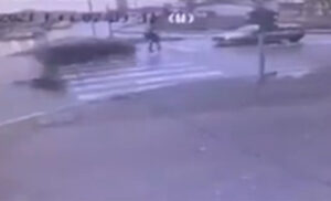 Isplivao snimak jezive nesreće! Policajka prošla kroz crveno, pa golfom “pokosila” djevojku VIDEO
