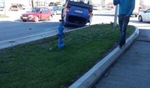 Teška saobraćajna nesreća u Rosuljama: Jedno vozilo na krovu, vozači povrijeđeni FOTO