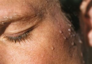 Naučnici otkrili: Udisanje mirisa znoja drugih ljudi korisno u terapiji anksioznosti