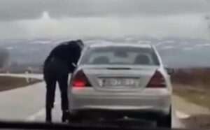 Policajac trčao za njim i uhvatio ga: Pijani vozač “sije opasnost” po putevima BiH VIDEO