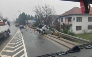 Oprez! Vozač “opela” izgubio kontrolu na klizavom kolovozu i zabio se u zaštitnu bankinu