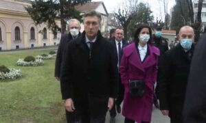 Buran doček za premijera: Građani izviždali Plenkovića i gađali ga snijegom VIDEO