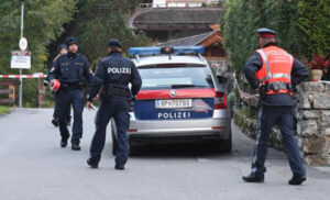 Policajci naišli na jeziv prizor: U stanu pronađena tijela majke (32) i kćerke (14)