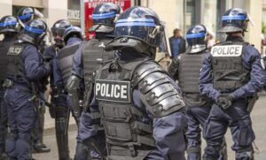 Francuska policija intervenisala: Demonstranti polupali prozore na nekoliko lokala