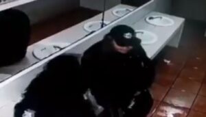 Htjeli da se maze u toaletu, ali lavabo nije izdržao: Policajci uhvaćeni “na djelu” VIDEO