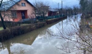 Velike poplave oko Gospića, kuće pod vodom