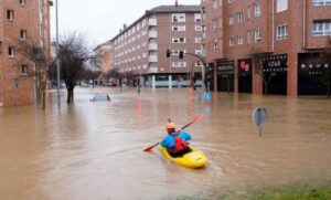 Strašna nepogoda: U poplavama poginula jedna osoba, potopljeni automobili i kuće VIDEO