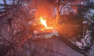 Alarmirani vatrogasci! Na rano jutro gorio automobil u BiH, oštećena još dva parkirana