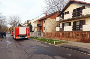 Veliki požar zahvatio stambenu zgradu: Poginula jedna osoba, vatra “gutala” četiri stana