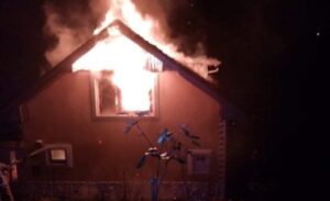 Buktinja u “gluvo doba” noći: Požar “progutao” veći dio stambenog objekta u BiH