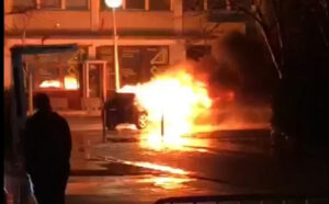 Kamera snimila “vreli haos”: Nasred ulice planuo automobil, stigli vatrogasci i policija VIDEO