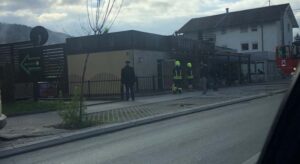 Na mjestu događaja policija i vatrogasci: Požar u banjalučkoj pekari